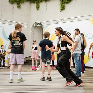 junge Menschen laufen über die Bühne beim Junify Demokratiefestival
